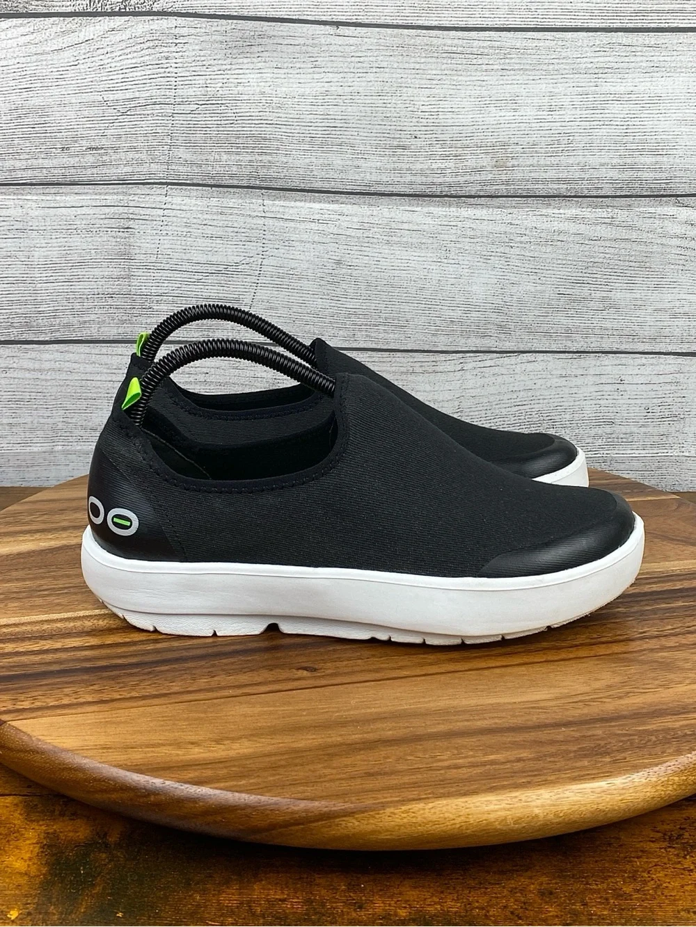 OOFOS OOmg eeZee Low Slip On Black White Recovery Comfort Shoes Women’s Size 9